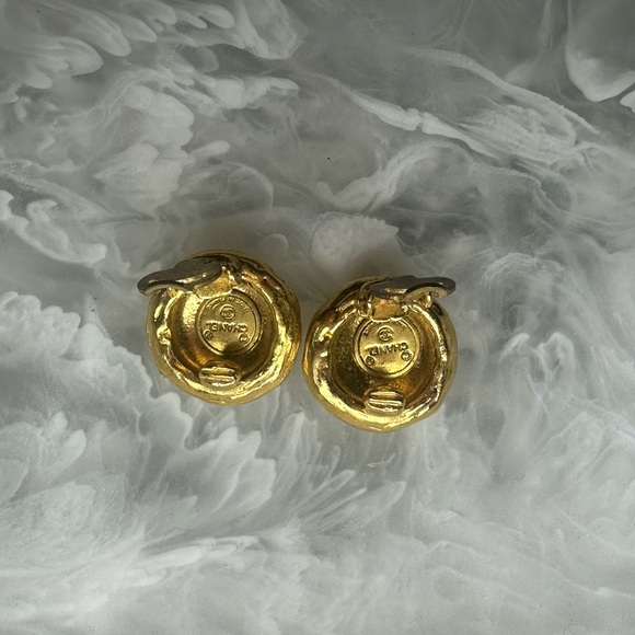 Vintage Chanel Clip On Gold Earrings - Picture 5 of 8